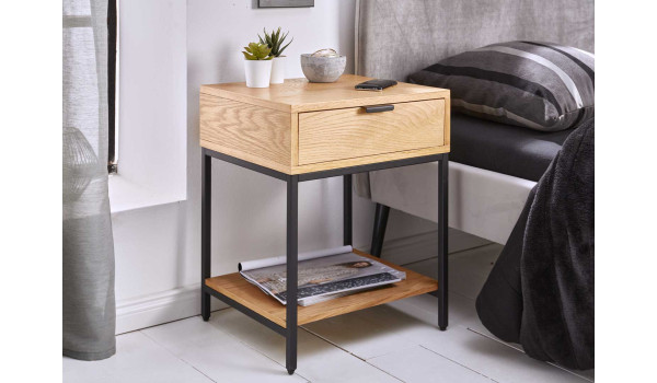 Table d'appoint en placage de bois et métal noir