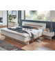 Lit blanc et bois chevets suspendus