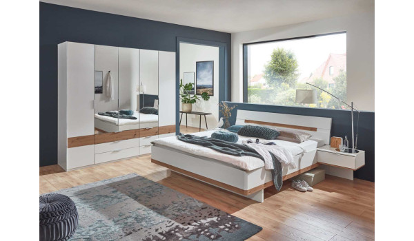 Chambre adulte avec lit chevets et armoire blanc et bois