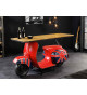Vespa multicolore et table de bar