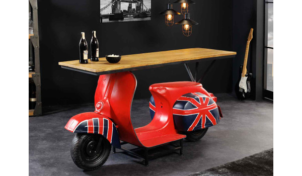Vespa multicolore et table de bar