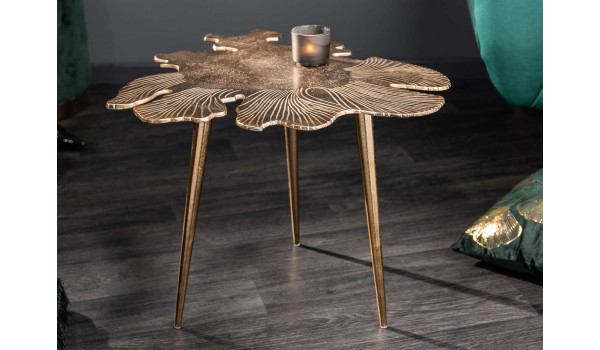 Table d'appoint dorée en forme de feuille