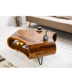 Table basse design en bois massif verni