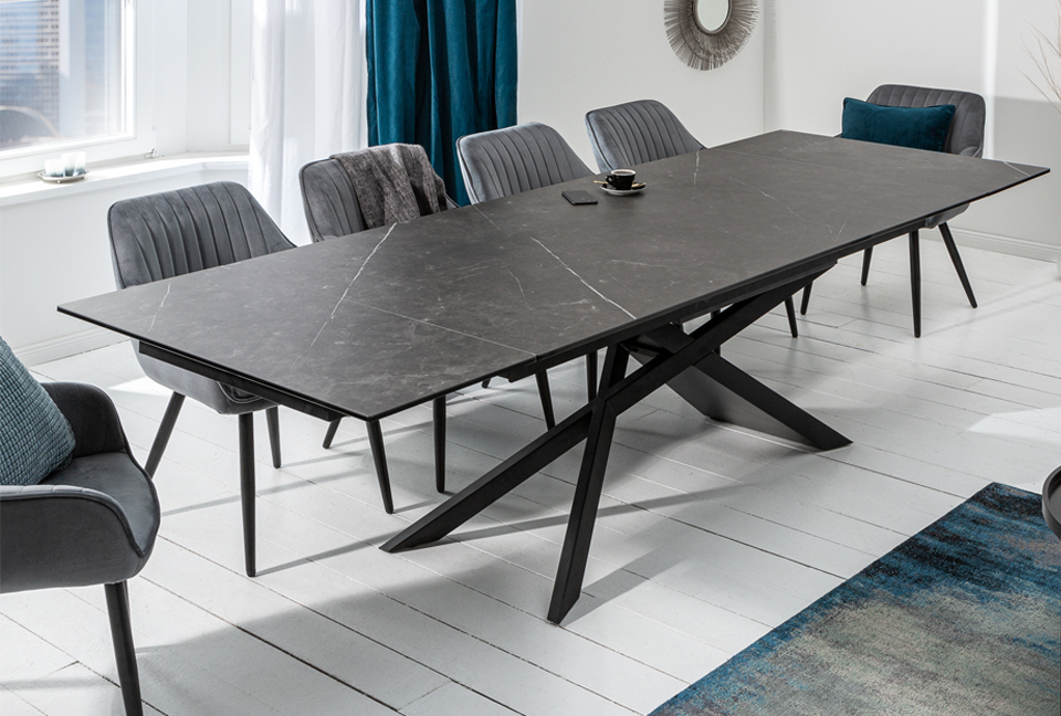 table en céramique et chaises en velours