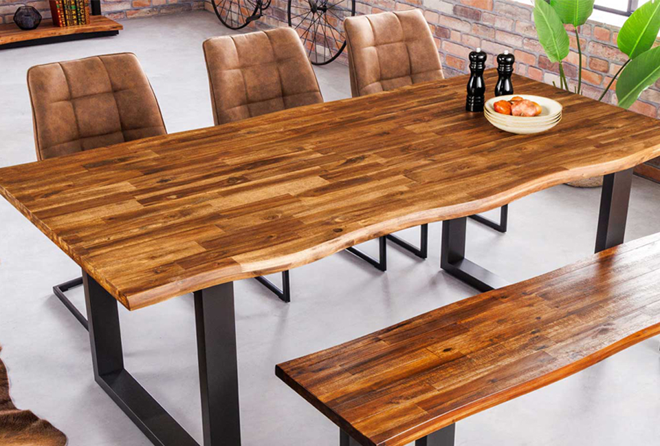 chaises rétro et table de repas en bois